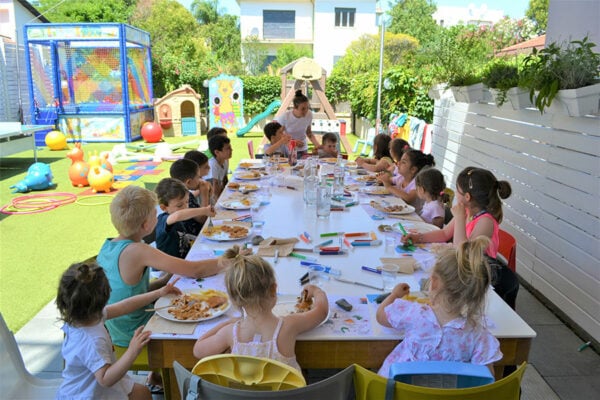 Quelle faim : tout le monde à table !